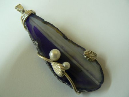 Strieborný prívesok s achátom a perlami